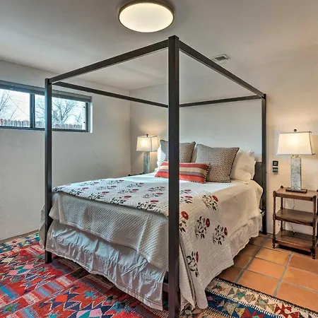 Adobe House W/ Patio - Walk To Dtwn Plaza & Shops! Holiday home *