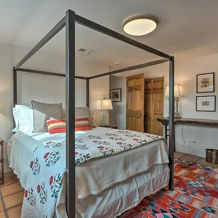 Adobe House W/ Patio - Walk To Dtwn Plaza & Shops! *