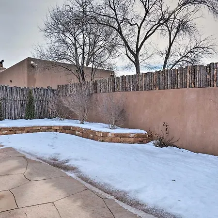 Adobe House W/ Patio - Walk To Dtwn Plaza & Shops! Holiday home