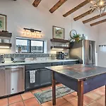 Adobe House With Patio - Walk To Dtwn Plaza And Shops!