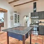 Adobe House With Patio - Walk To Dtwn Plaza And Shops!