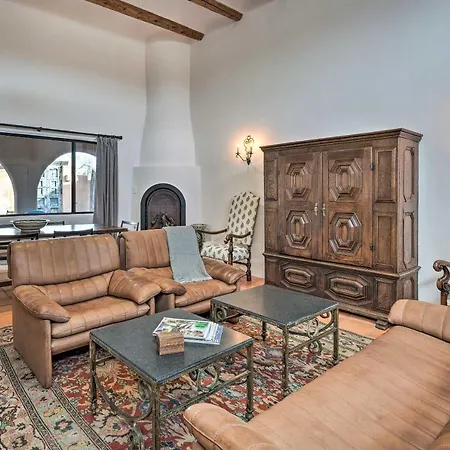 Adobe House W/ Patio - Walk To Dtwn Plaza & Shops! Holiday home