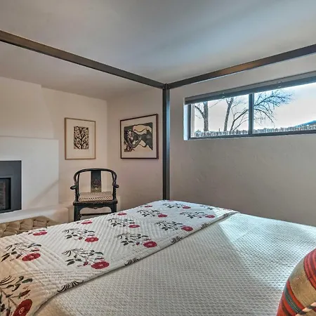 Adobe House W/ Patio - Walk To Dtwn Plaza & Shops! Holiday home