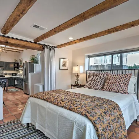 Adobe House W/ Patio - Walk To Dtwn Plaza & Shops! Holiday home