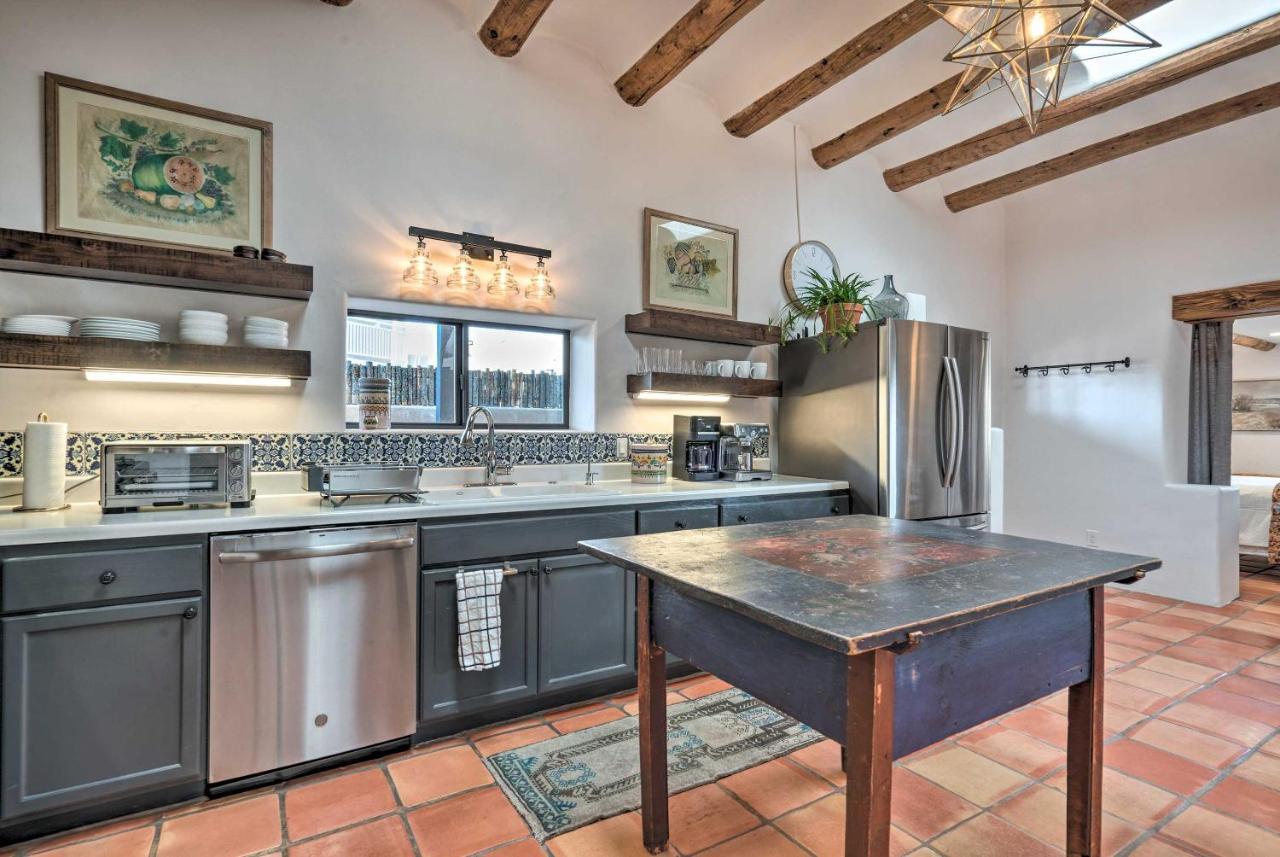 Adobe House With Patio - Walk To Dtwn Plaza And Shops! *